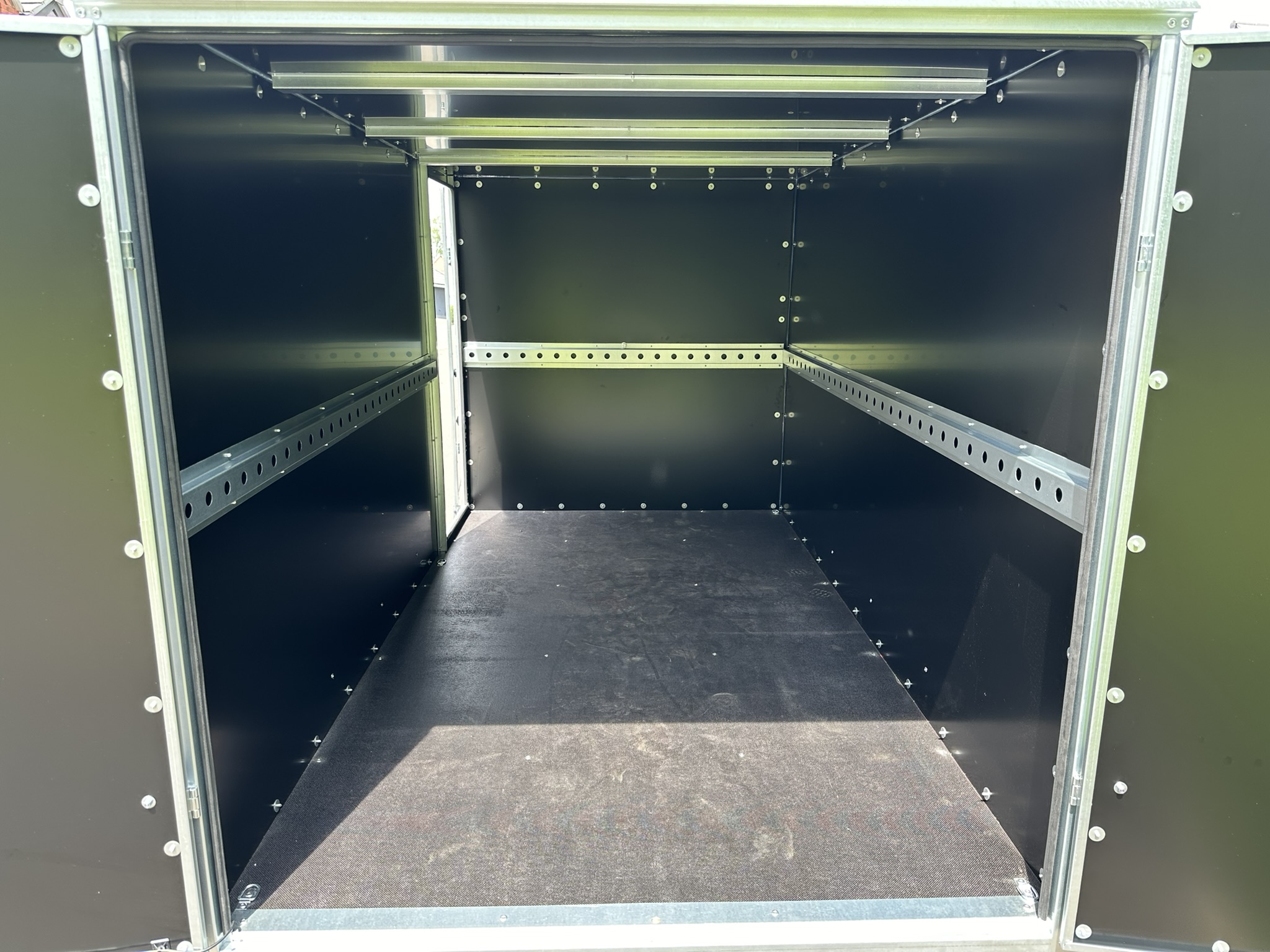 GT955 Trailer with side door (5)